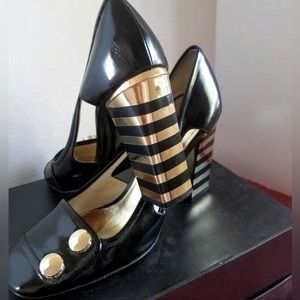 Designer Shoes. Marc Jacobs. ClassicStyle. Black and gold 3-4 inch square heels.